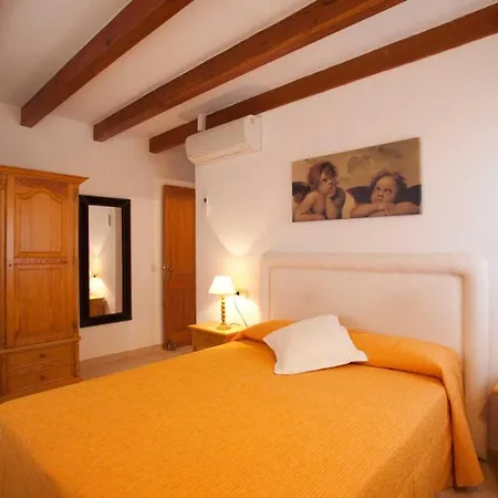 Sleeps 4 Pool Air Con Wifi Willa